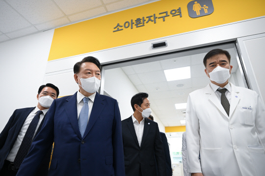 추석 연휴 직전인 지난 9월13일 윤석열 대통령이 서울 중랑구 서울의료원 권역응급의료센터를 찾아 이현석 서울의료원장, 오세훈(왼쪽 세번째) 서울시장 등과 함께 센터 내부를 살피며 이동하고 있다.<대통령실 제공·연합뉴스>